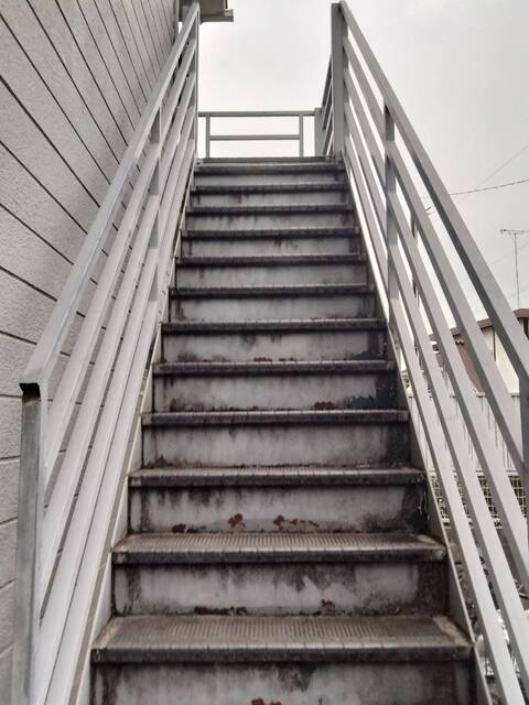 階段の表面も汚れ、錆びている